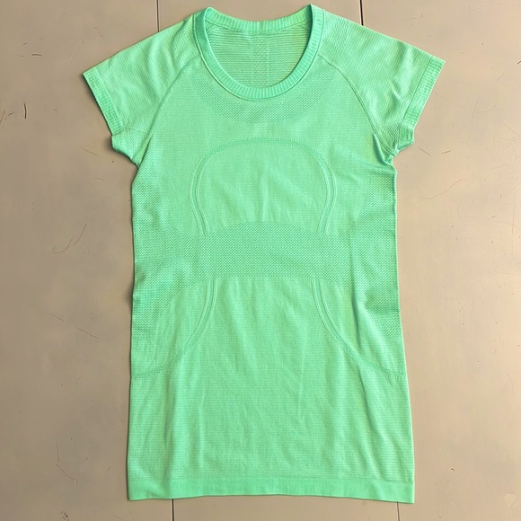 lululemon athletica Tops - Lululemon’s Swiftly Tech Crew T in lime green (size 6)